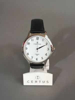 une photo d'une montre-bracelet posée sur un présentoir