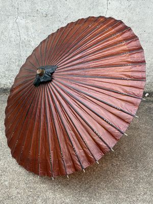 un parapluie rouge posé par terre