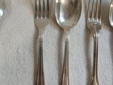 cinq cuillères en argent et deux cuillères en argent sur la table