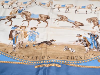 une photo d'une nappe sur laquelle figure une image représentant une course de chevaux