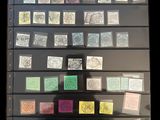 tout un tas de tampons différents sur un tableau noir