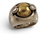 une image représentant une bague avec une boule en or au centre