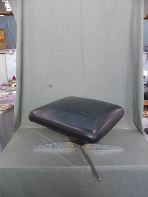 Repose-pied en simili cuir reposant sur un piètement en X en…