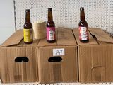 Plusieurs caisses de bière sont empilées sur une étagère dans un magasin.