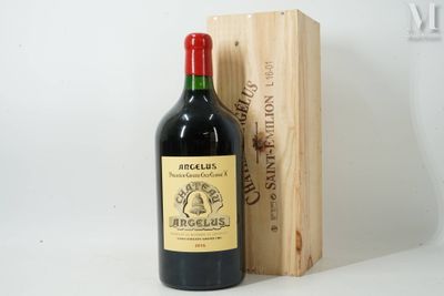 une bouteille de vin posée à côté d'une caisse en bois
