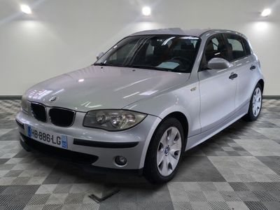 la photo d'une voiture argentée garée dans un garage