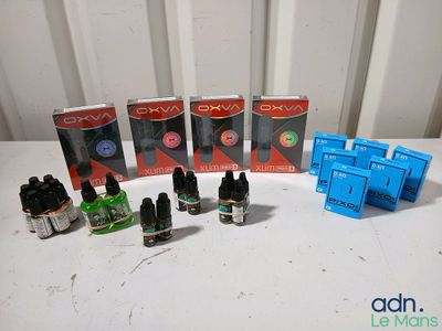 the contents of a box of vapors are sitting on a table