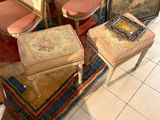 trois tabourets posés sur un tapis dans une pièce