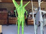 deux statues représentant un homme et une femme dans un garage