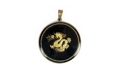 ASIE. Pendentif à décor de dragon doré.