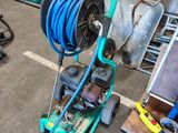 un tuyau bleu posé sur un chariot dans un garage