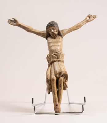 statue de Jésus sur la croix, posée sur un socle, sur fond blanc