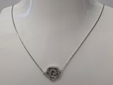 gros plan d'un collier sur un mannequin mannequin mannequin mannequin mannequin mannequin mannequin mannequin mannequin