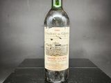 une vieille bouteille de vin posée sur une boîte noire