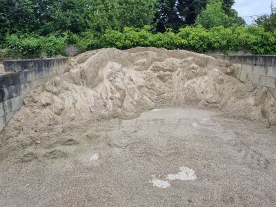 un tas de terre au milieu d'un parking