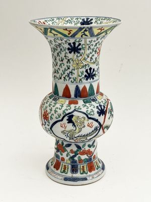 un vase posé sur une surface blanche