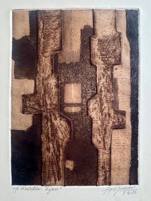 une photo d'un morceau de bois sur lequel est gravée une croix