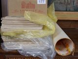 une photo montrant une pile de papiers posée sur une commode