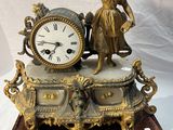une horloge posée sur une table