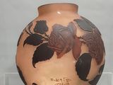 un vase exposé dans une vitrine