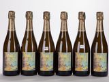 six bouteilles de vin sont alignées sur une surface blanche