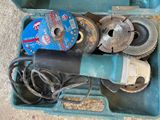 une boîte bleue contenant tout un tas d'outils