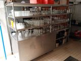 de nombreux verres sur les étagères de la cuisine