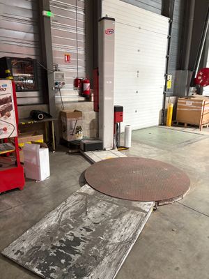 une photo d'un garage avec une borne d'incendie au milieu du sol
