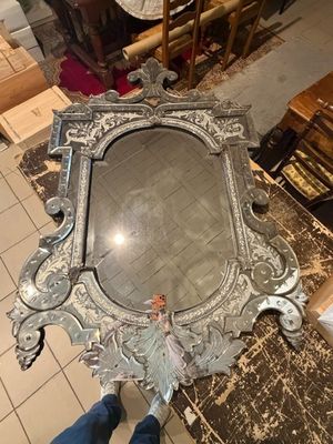 une personne debout près d'un miroir dans une pièce