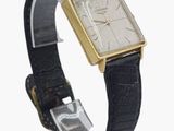 une photo d'une montre-bracelet avec un bracelet en cuir noir