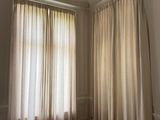 une pièce avec une grande fenêtre et un tapis au sol