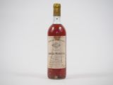 gros plan d'une bouteille de vin sur une surface blanche