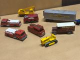beaucoup de camions de pompiers et de camions miniatures sur la table