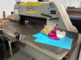une machine sur laquelle est posé un sac de riz