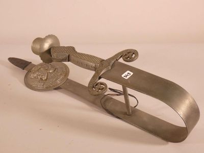 un objet métallique sur lequel sont représentés un couteau et une épée