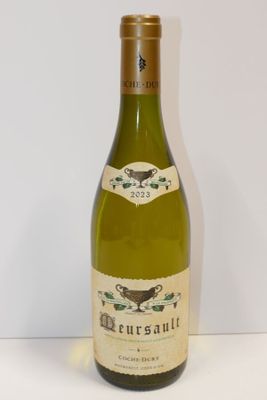 une bouteille de vin posée sur une table