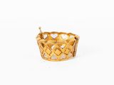 une image d'un bracelet en or sur fond blanc
