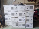 une pile de cartons empilés dans un garage