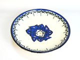une assiette bleue et blanche ornée d'un motif
