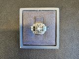une photo d'une bague dans un écrin posé sur une table
