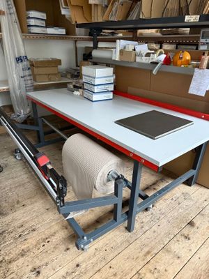 Table de travail (200 cm) avec massicot, dérouleur et balance PRECIA M - Photo 1