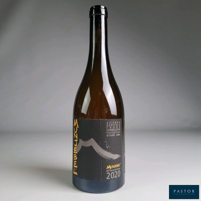 une bouteille de vin posée sur une table