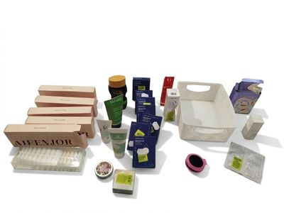 un grand nombre d'objets posés sur une table