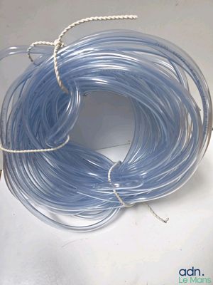 une image représentant une pile de bacs bleus posés sur une surface blanche