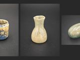 Plusieurs types de vases sont exposés sur un fond noir