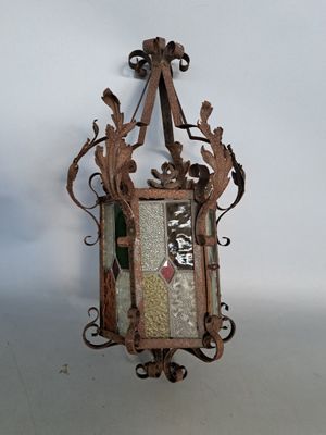 un petit miroir accroché au mur de la pièce