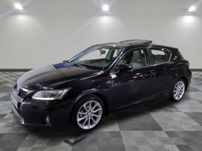 la photo d'une voiture noire garée dans un garage