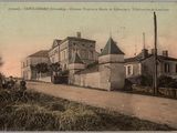 une vieille photo d'un bâtiment au bord de la route