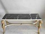 table basse avec plateau en marbre et pieds en laiton