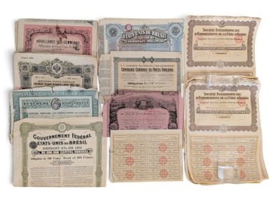 plusieurs anciens certificats papier sont empilés les uns sur les autres